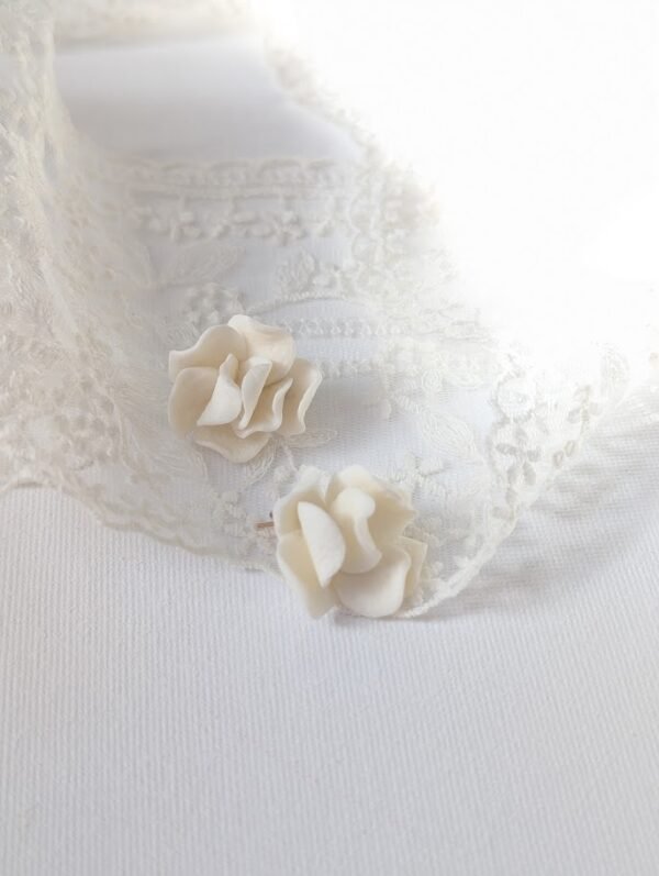 Bijou mariage unique, mariage bohème chic, boucles fleur blanche