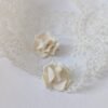 Boucles d'oreilles mariage bohème, petite fleur blanche puce