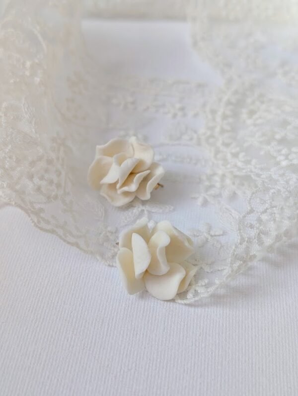 Boucles d'oreilles mariage bohème, petite fleur blanche puce
