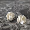 Boucles d'oreilles mariage, mariage bohème, Puce fleur blanche, boucles d'oreilles fleur blanche porcelaine