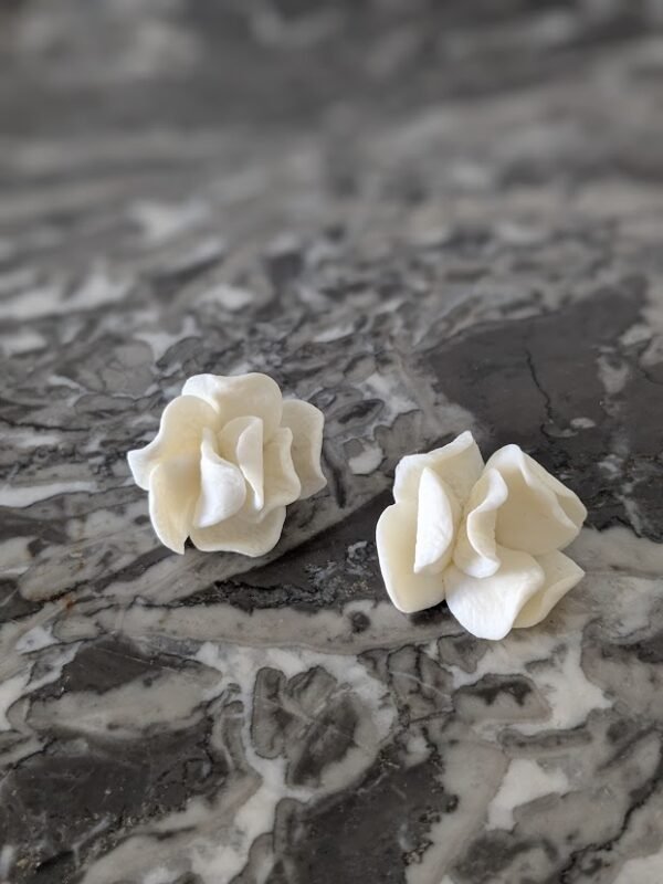 Boucles d'oreilles mariage, mariage bohème, Puce fleur blanche, boucles d'oreilles fleur blanche porcelaine