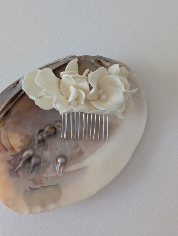 Peigne de mariée Scarlet Grosses fleurs blanches de porcelaine froide et perles