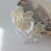 Peigne mariage grosses fleurs blanches porcelaine et perles nacrées fait main