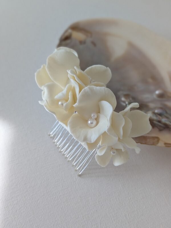 Peigne mariage grosses fleurs blanches porcelaine et perles nacrées fait main