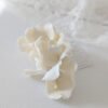 Peigne de mariée unique fait main. Belles fleurs de porcelaine ornées de perles-chignon bohème