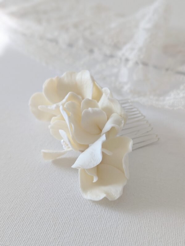 Peigne de mariée unique fait main. Belles fleurs de porcelaine ornées de perles-chignon bohème
