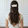 Coiffure mariée demi-queue wavy et peigne de fleurs de porcelaine