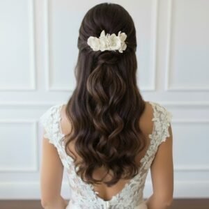 Coiffure mariée demi-queue wavy et peigne de fleurs de porcelaine