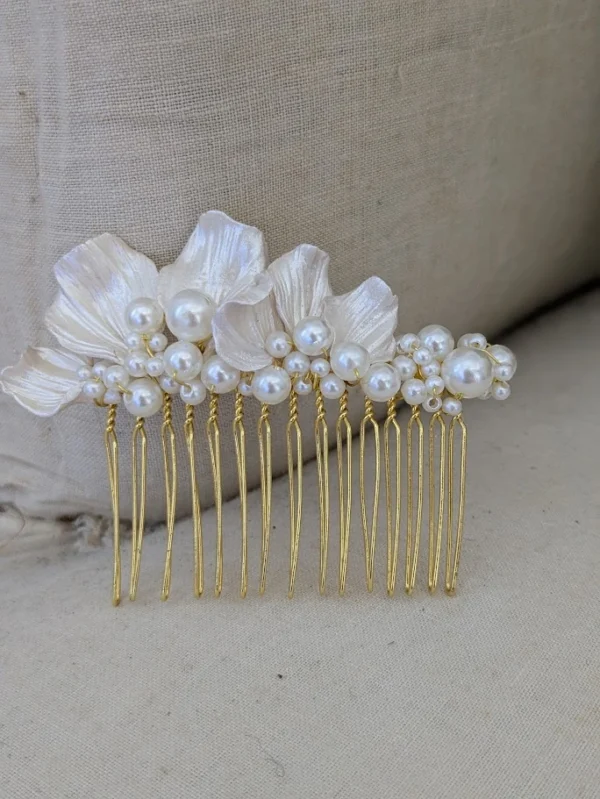 Barrette cheveux mariage . accessoire cheveux luxe pour mariage. Peigne porcelaine nacrée et perles ivoire