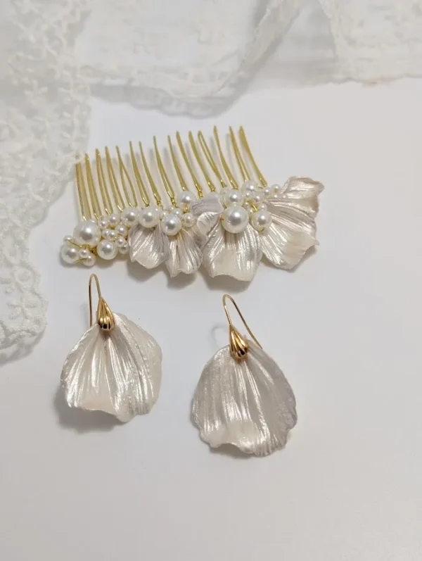 Parure mariage peigne et boucles d'oreilles assorties. Pétales de nacre et perles de culture