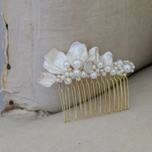 Barrette cheveux mariage . accessoire cheveux de luxe pour mariage. Peigne porcelaine nacrée et perles ivoire