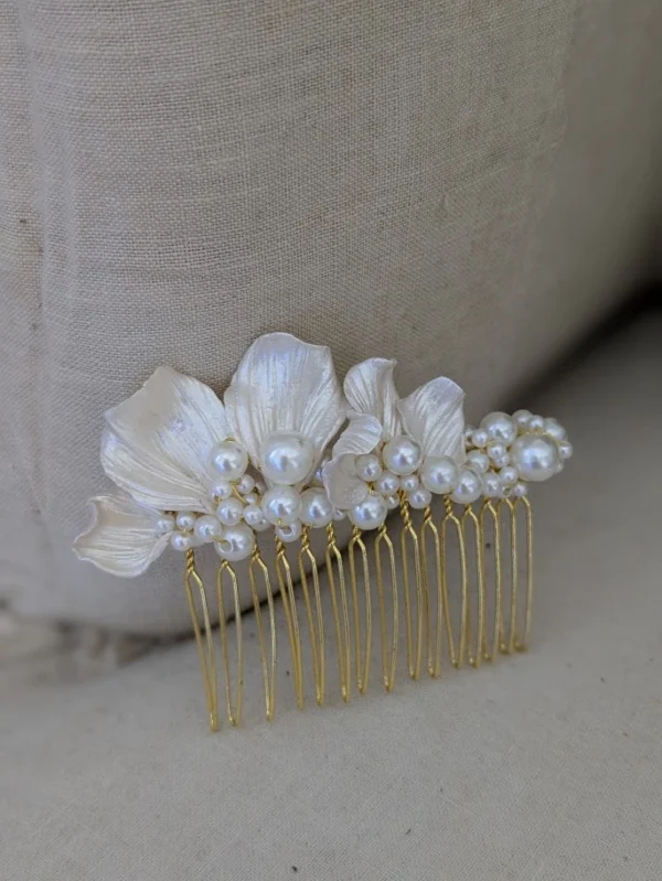Peigne chignon cheveux mariage . Accessoire cheveux vintage chic en porcelaine nacrée et perles ivoire