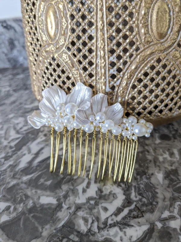 Barrette cheveux mariage . accessoire cheveux luxe pour mariage. Peigne porcelaine nacrée et perles ivoire