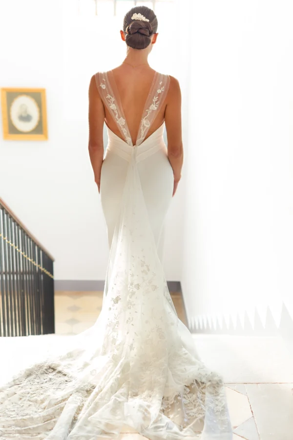 Mariée moderne tendance avec robe sirène couture et chignon bas travaillé