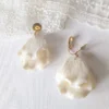Boucles d'oreilles clips mariage pour oreilles non percées.Pétales blancs en porcelaine et or