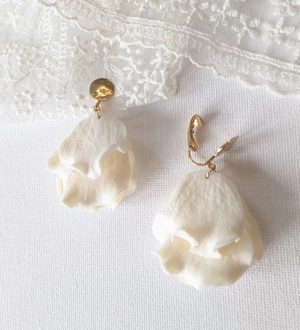 Boucles d'oreilles clips mariage pour oreilles non percées.Pétales blancs en porcelaine et or
