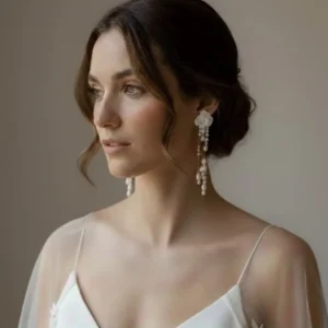 Mariée naturelle coiffure chignon bas et bijou mariage luxe perles