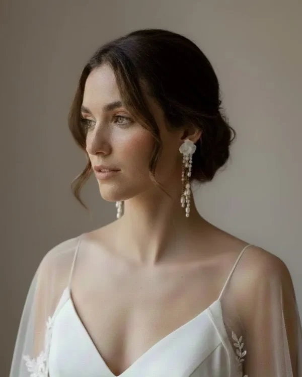 Mariée naturelle coiffure chignon bas et bijou mariage luxe perles