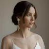 Mariée brune avec chignon bas. Bijou de la mariée boucle d oreille mariage perles et porcelaine