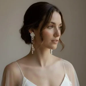 Mariée brune avec chignon bas. Bijou de la mariée boucle d oreille mariage perles et porcelaine