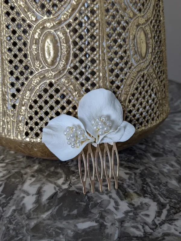 Peigne de mariée posé sur uen cheminée ancienne.