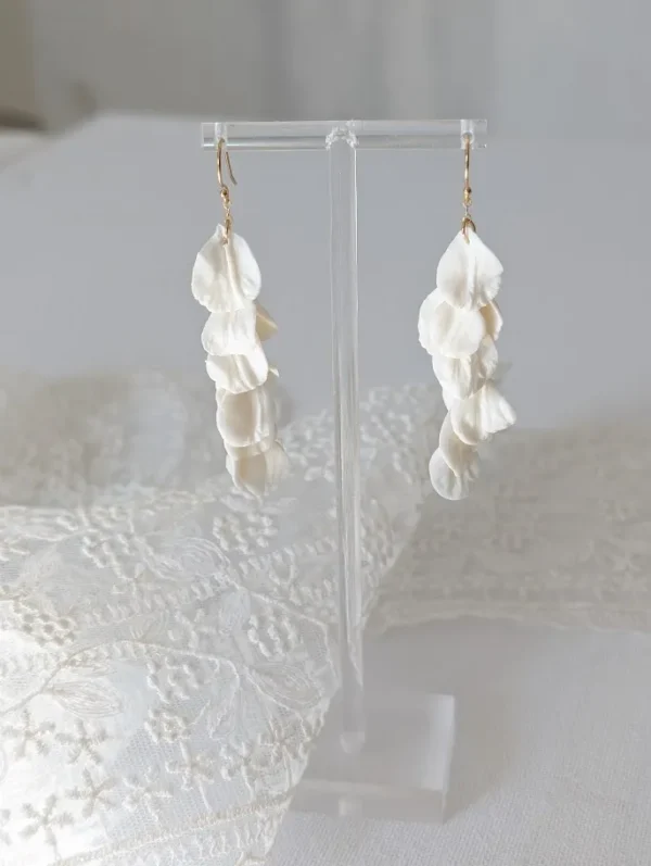 Boucles d'oreilles mariage tendance et uniques. cascade de feuilles de porcelaine froide