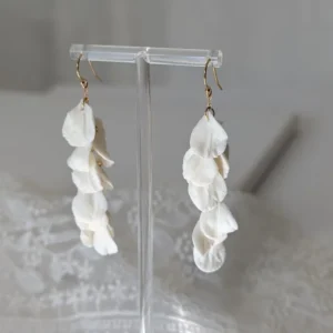 Boucles d'oreilles pendantes mariage blanches. Cascade de pétales de porcelaine.