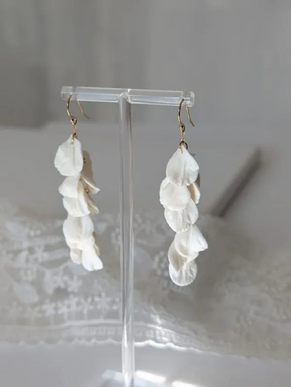 Boucles d'oreilles pendantes mariage blanches. Cascade de pétales de porcelaine.