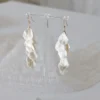 Boucles d'oreilles pendantes mariage blanches. Cascade de pétales de porcelaine.