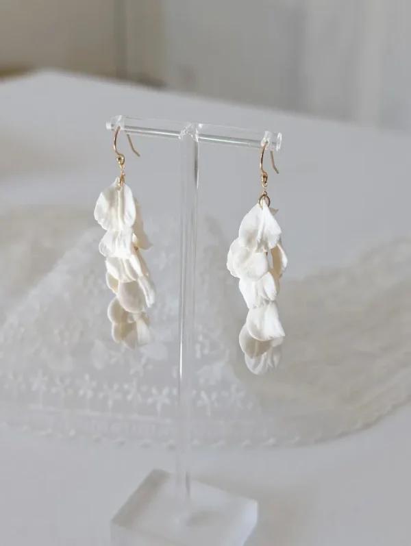 Boucles d'oreilles pendantes mariage blanches. Cascade de pétales de porcelaine.