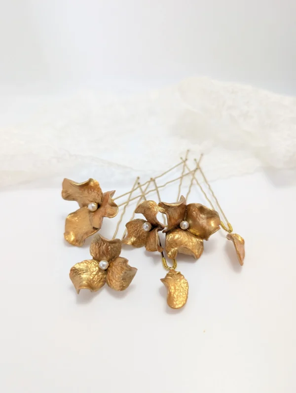 Set de 5 epingles à chignon mariage ornés de fleurs dorées et d'une perle.