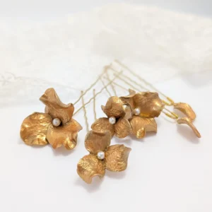 Set de 5 epingles à chignon mariage ornés de fleurs dorées et d'une perle.