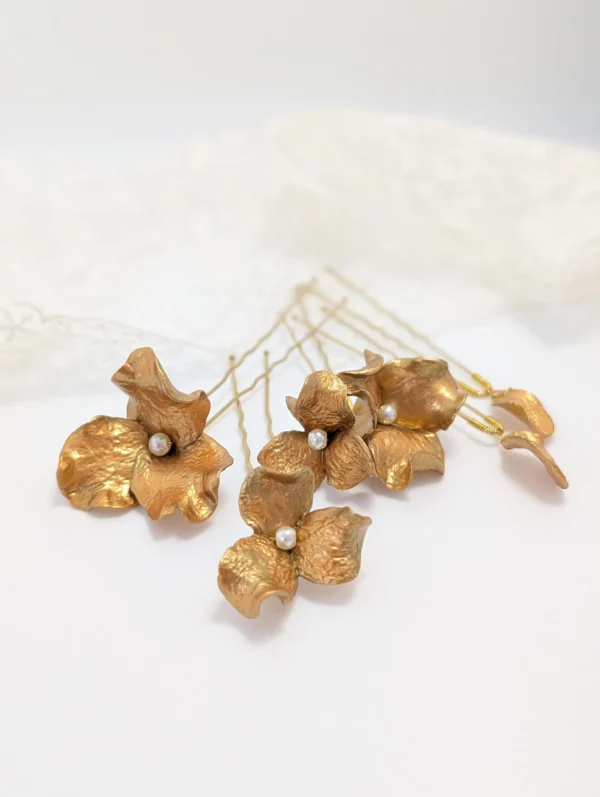 Set de 5 epingles à chignon mariage ornés de fleurs dorées et d'une perle.