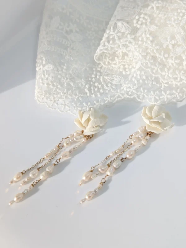 Bijou mariage - Boucles d oreille pendante fleur de porcelaine e pendants de perles naturelles