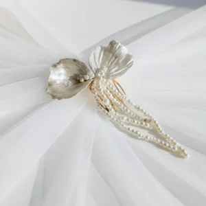 Peigne de mariage luxe pétales et perles nacrées ivoive Paulette. Peigne pour voile mariée