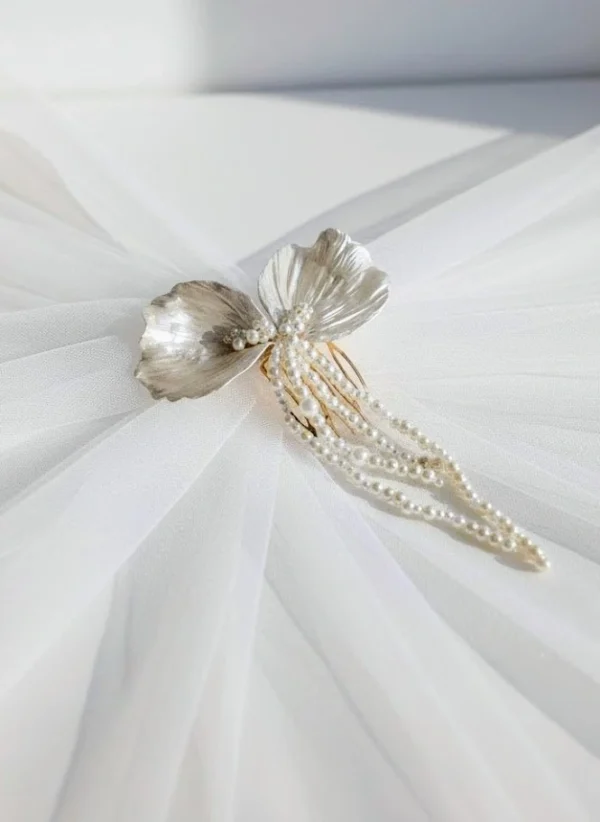 Peigne de mariage luxe pétales et perles nacrées ivoive Paulette. Peigne pour voile mariée