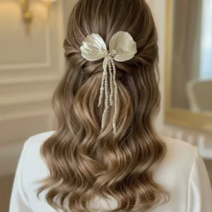 Peigne mariage forme noeud en pétales de porcelaine nacrés et cascade de perles