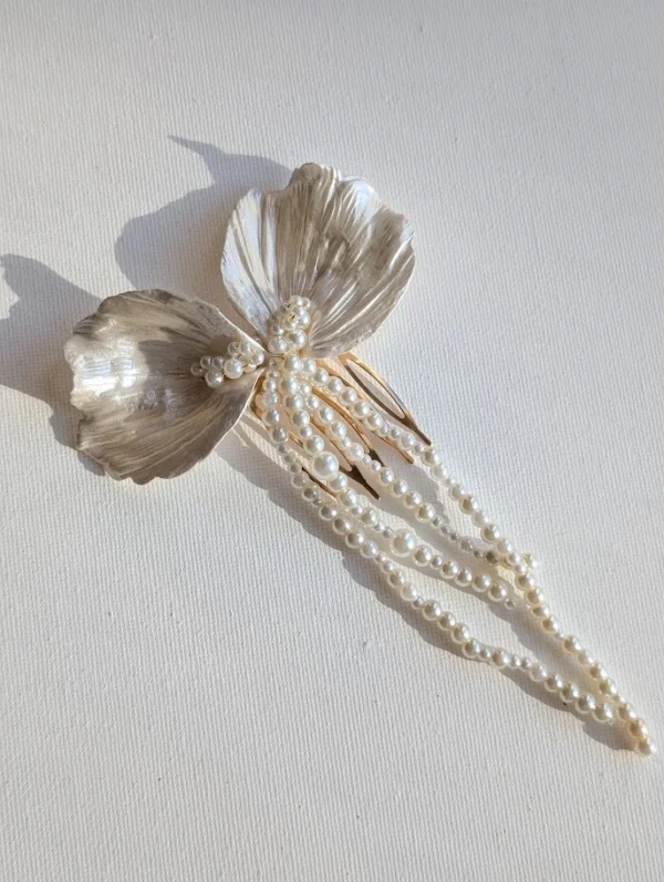 Peigne mariage forme noeud en pétales de porcelaine nacrés et cascade de perles