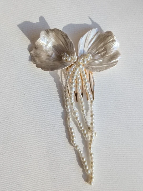 Peigne mariage forme noeud en pétales de porcelaine nacrés et cascade de perles