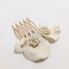 Petit peigne mariage élégante en porcelaine et perles ivoire