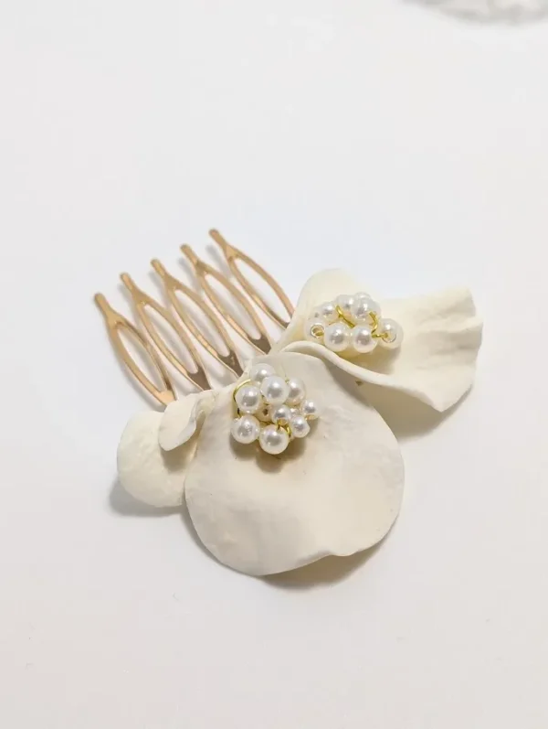 Petit peigne mariage élégante en porcelaine et perles ivoire