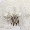 Petit peigne mariage élégante en porcelaine et perles ivoire posé sur un voile de mariée