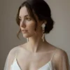 Mariée naturelle coiffure chignon bas et bijou mariage luxe perles