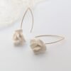 boucles d oreilles mariage unique avec petite fleur de porcelaine