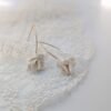 APOLLINE posées sur une dentelle : boutons de fleur en porcelaine froide mate et longs crochets dorés
