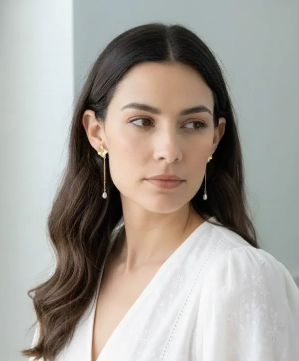 boucle d oreille mariage pendante. Boucles fleur dorée et pendant perles naturelle