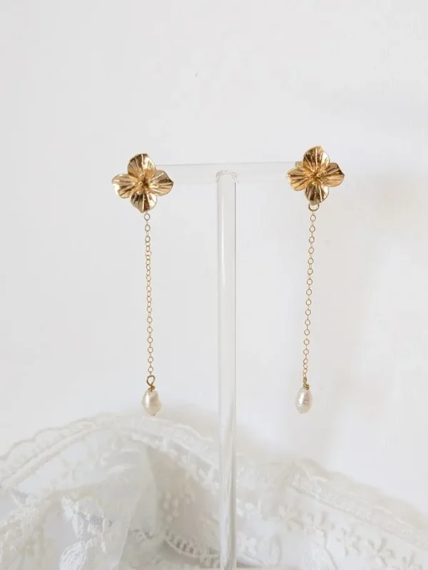 boucle d oreille mariage pendante. Boucles fleur dorée et pendant perles naturelle