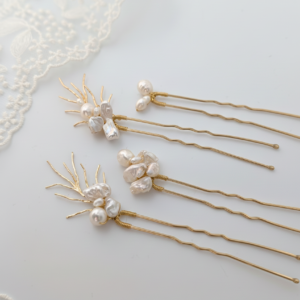 accessoire cheveux mariage ornée de véritables perles baroques aux reflets nacrés et de délicats ornements corail dorés à l'or fin
