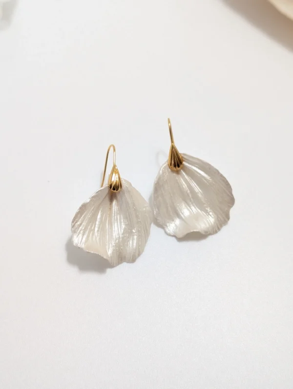 boucle d oreille nacre mariage Vivienne en porcelaine nacrée, en forme de pétale façonné main, sur crochet coquille doré.