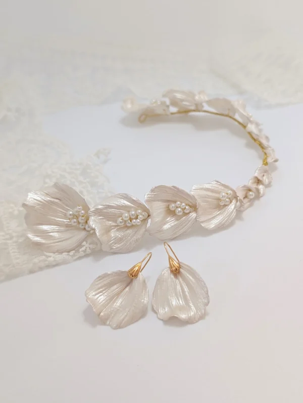 Boucles d'oreilles mariage Vivienne en porcelaine nacrée, en forme de pétale façonné main, sur crochet coquille doré. Couronne de tête assortie avec perles nacrées.